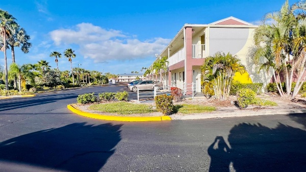 Flamingo Motel image 3